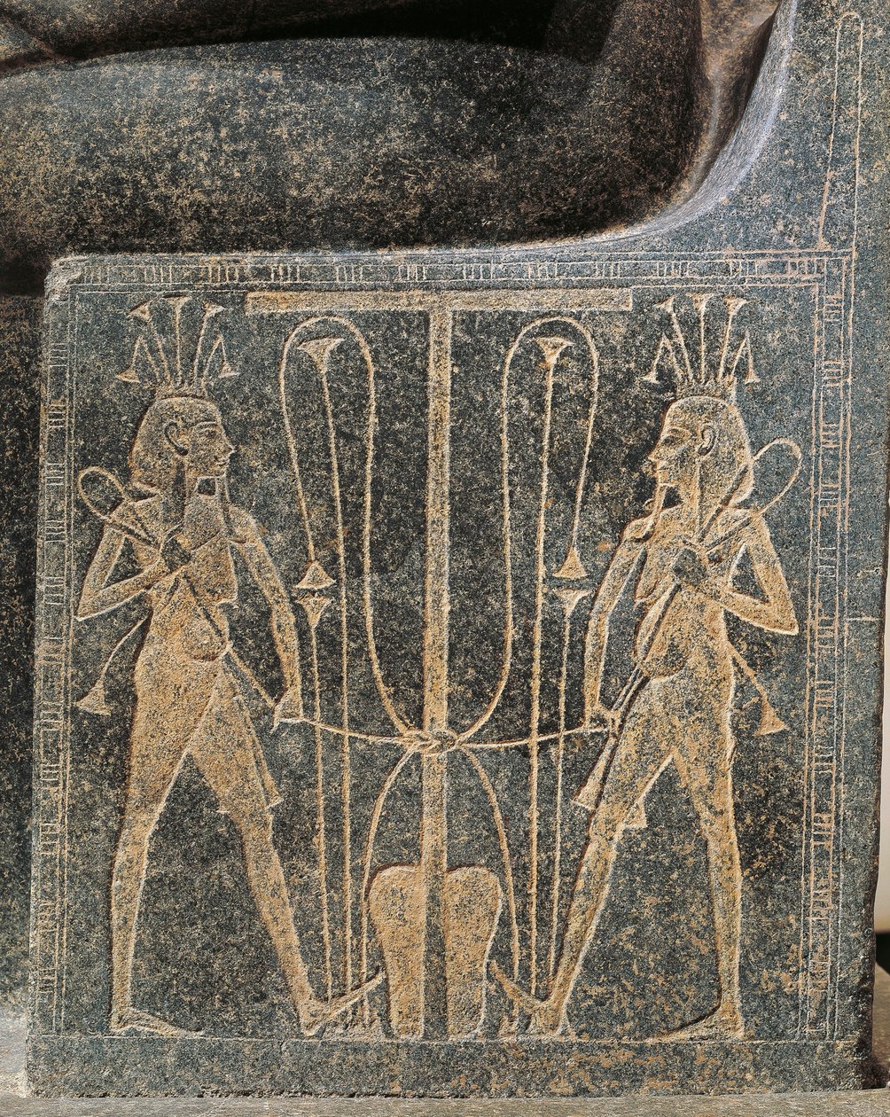Granitowa grupa rzeźbiarska z Horemhebem składającym ofiary bogu Atumowi, detal tronu Atuma z Setem i Horusem autorstwa Egyptian 18th Dynasty