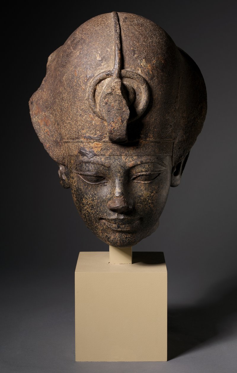 Głowa Amenhotepa III noszącego niebieską koronę, ok. 1391-1353 pne autorstwa Egyptian 18th Dynasty