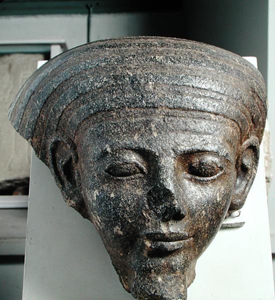 Głowa księdza, z sarkofagu, Nowe Królestwo, c.1350 pne (granit) autorstwa Egyptian 18th Dynasty