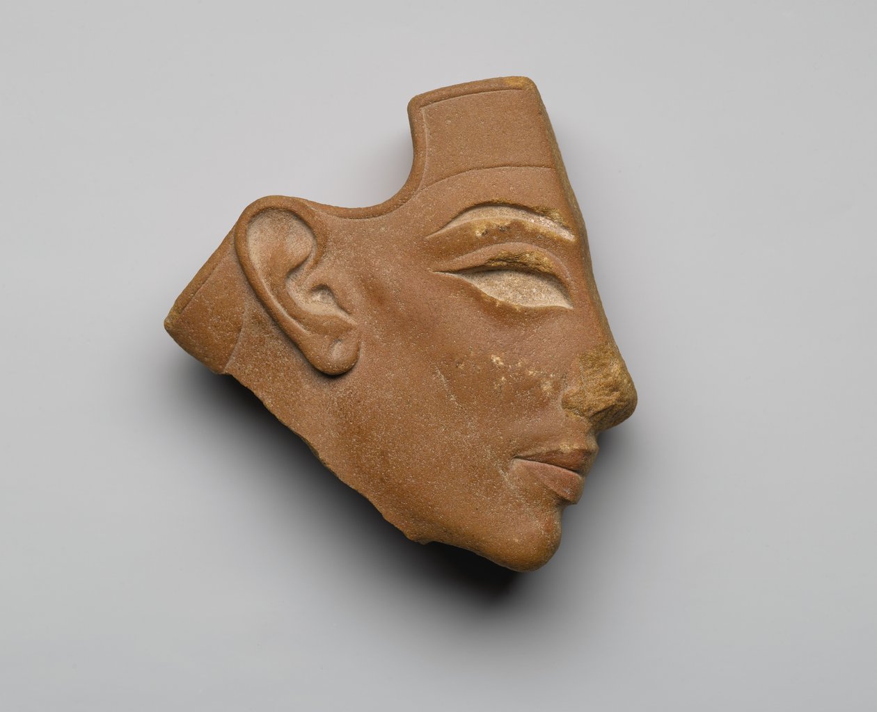 Głowica profilowana z wkładką, z Tell el-Amarna, New Kingdom, c.1353-36 pne (czerwony kwarcyt) autorstwa Egyptian 18th Dynasty