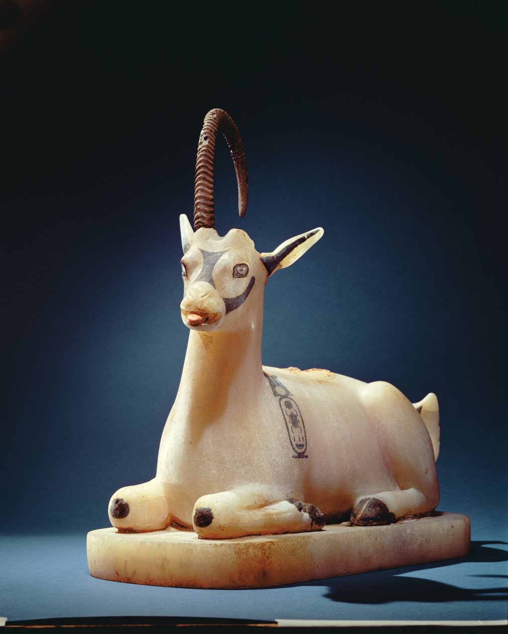 Pokrywka słoja na maści w kształcie koziorożca z grobowca Tutanchamona, Nowe Państwo (malowany alabaster) (patrz także 148195) autorstwa Egyptian 18th Dynasty
