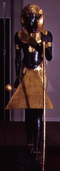Naturalnej wielkości statua Tutanchamona, z Grobowca Tutanchamona (ok. 1370-1352 pne) Nowe Królestwo (drewno i pozłacany brąz) (patrz 120789) autorstwa Egyptian 18th Dynasty
