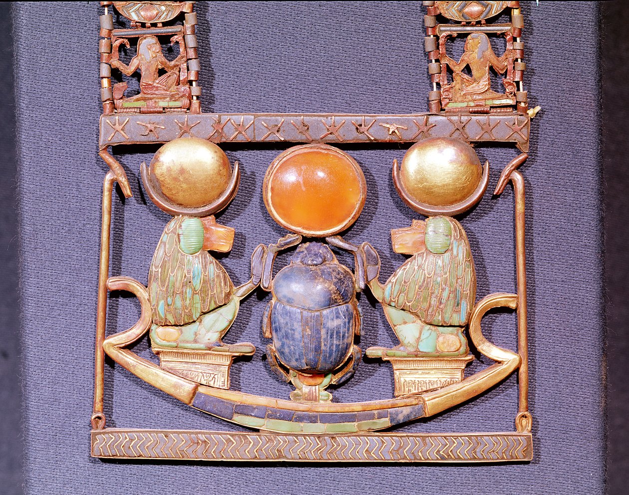 Naszyjnik Wschodzącego Słońca, z grobowca Tutanchamona (ok. 1370-52 pne) Nowe Królestwo (złoto inkrustowane kamieniami półszlachetnymi) (detal z 153788) autorstwa Egyptian 18th Dynasty