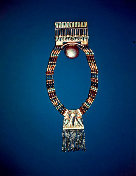 Naszyjnik z księżycowym pektorałem, z Grobowca Tutanchamona, Nowe Królestwo (elektrum, skaleń, lapis lazuli i złote koraliki) autorstwa Egyptian 18th Dynasty