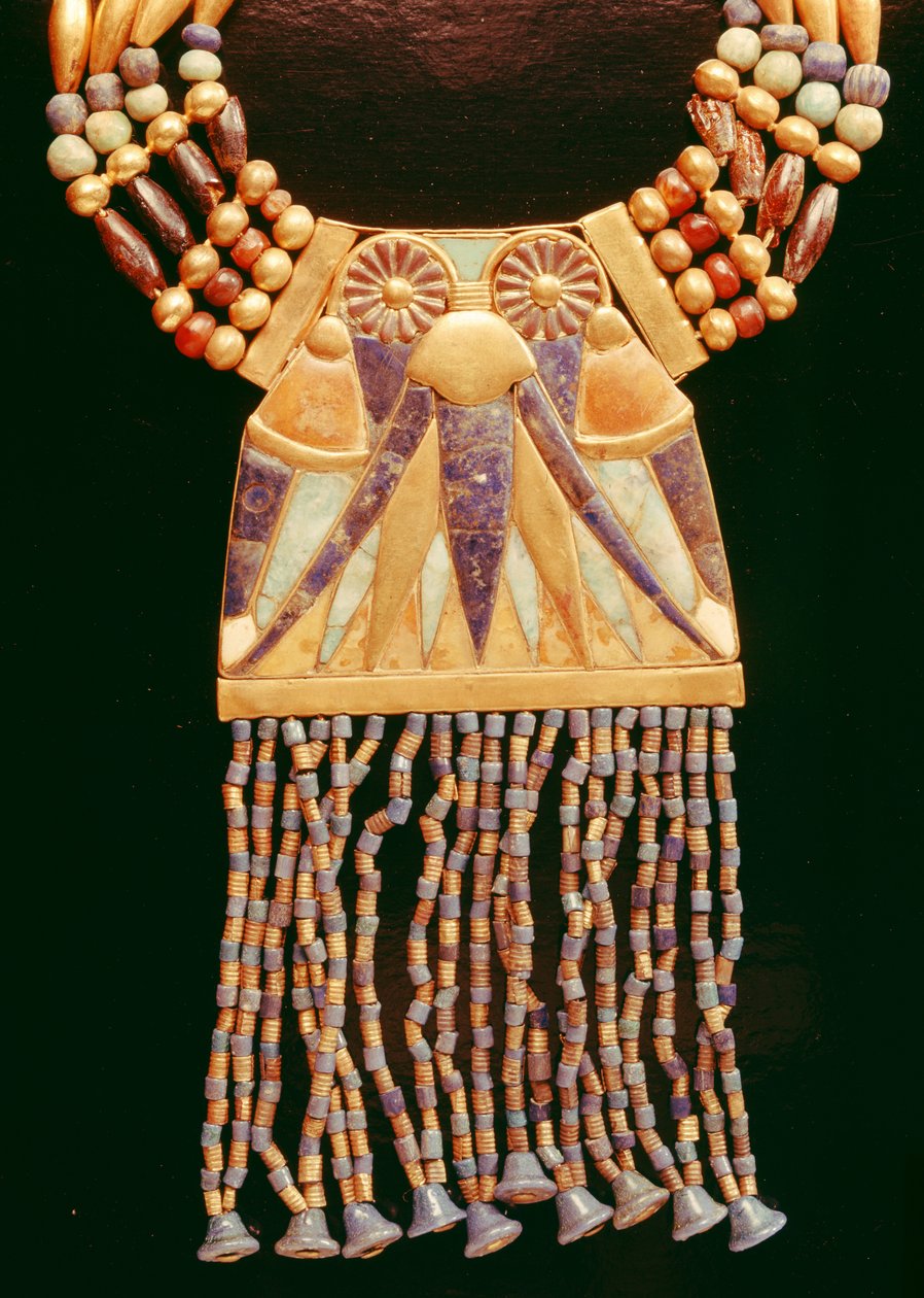 Naszyjnik z księżycowym pektorałem, z Grobowca Tutanchamona, Nowe Królestwo (elektrum, skaleń, lapis lazuli i złote koraliki) (detal 391005) autorstwa Egyptian 18th Dynasty