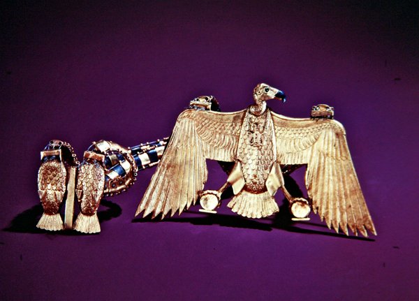 Naszyjnik z wisiorkiem sępem, z grobowca Tutanchamona, Nowe Królestwo (złoto inkrustowane lapis lazuli i karneolem) (patrz także 228214 i 324491) autorstwa Egyptian 18th Dynasty