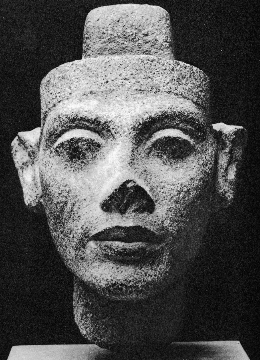 Nefertiti, królowa małżonka Akenaton (Achenaton), heretyckiego faraona. XIV wiek pne (rzeźba w popiersiu z ciemnego granitu) autorstwa Egyptian 18th Dynasty