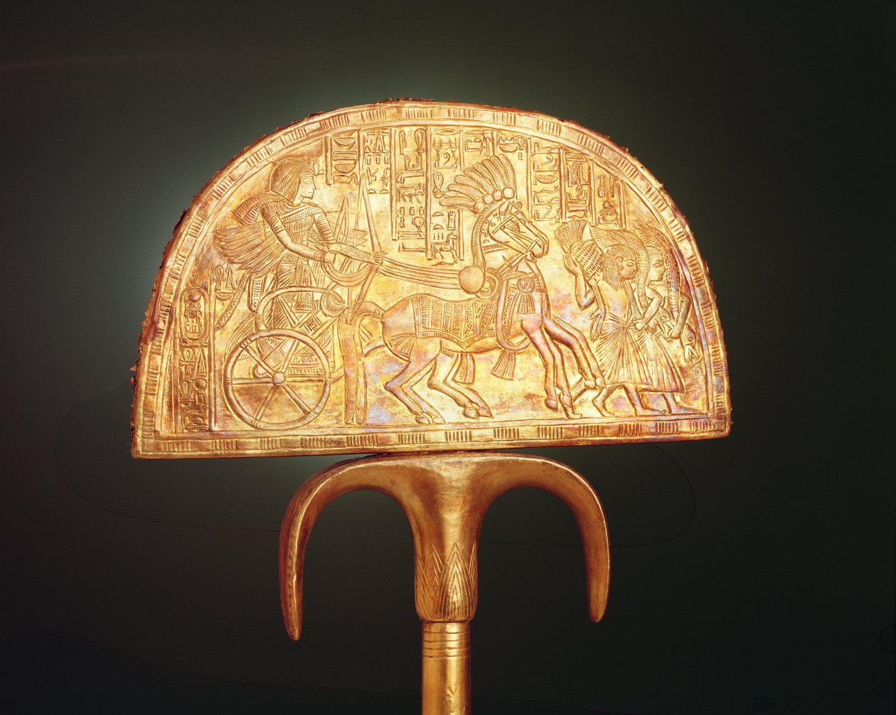 Wachlarz z piór ostrokrzewu, z grobu Tutenchamona, Nowe Królestwo (drewno pokryte złotem) (rewers 324497) autorstwa Egyptian 18th Dynasty