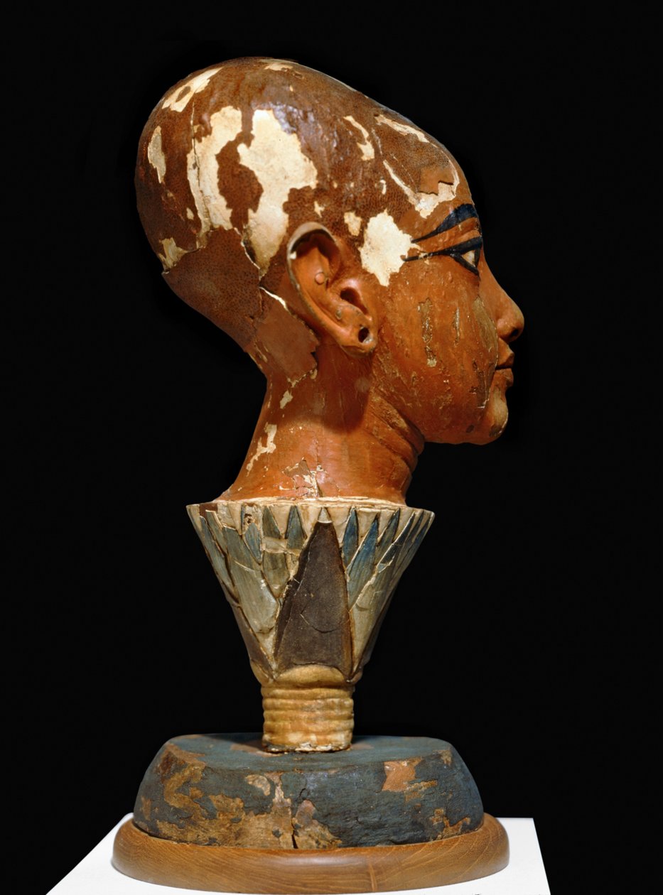 Malowane popiersie młodego faraona Tutanchamona z podstawą w kształcie liścia lotosu (rzeźba) autorstwa Egyptian 18th Dynasty