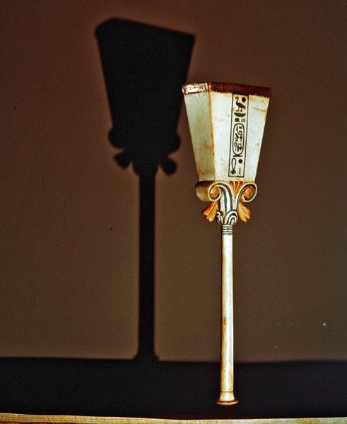 Polerka do papirusu, z Grobowca Tutanchamona, Nowe Królestwo (kość słoniowa ze złotą folią) autorstwa Egyptian 18th Dynasty
