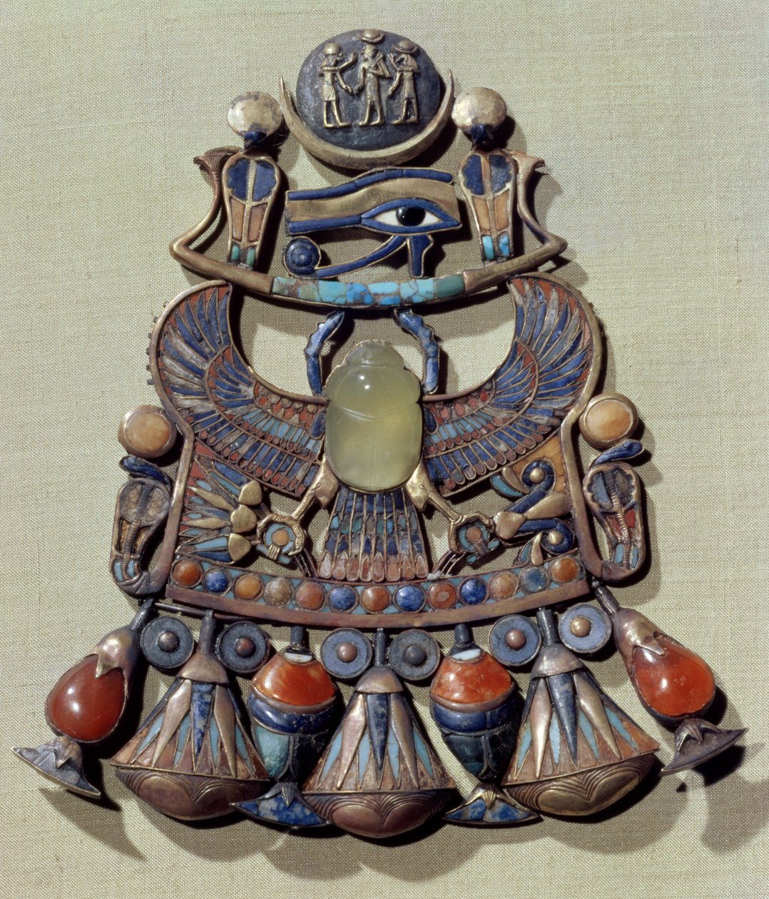 Pektorał z ptasim skarabeuszem, z grobowca Tutanchamona (ok. 1370-52 pne) Nowe Królestwo (złoty cloisonne ozdobiony kamieniami półszlachetnymi i pastą szklaną) autorstwa Egyptian 18th Dynasty