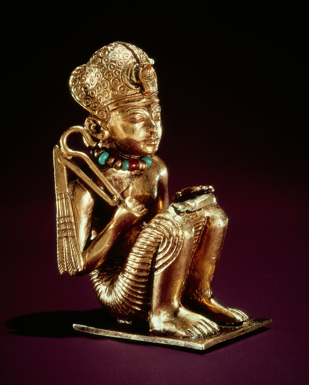 Wisiorek przedstawiający Amenophisa III, z grobowca Tutanchamona, Nowe Państwo (złoto) (patrz także 148198) autorstwa Egyptian 18th Dynasty
