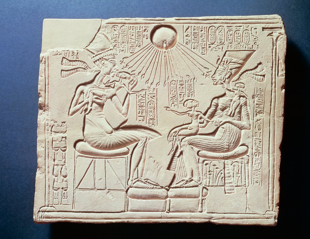 Płaskorzeźba przedstawiająca króla Amenhotepa IV (Echnatona), jego żonę Nefertiti i ich dzieci pod promieniami boga słońca Atona, płaskorzeźba z Tall al-Amarnah, Nowe Państwo, XVIII dynastia autorstwa Egyptian 18th Dynasty