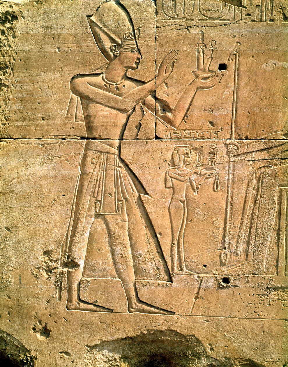 Płaskorzeźba przedstawiająca Totmesa III (ok. 1479-1425 pne) składającego ofiarę siedzącemu bogu, Nowemu Królestwu autorstwa Egyptian 18th Dynasty