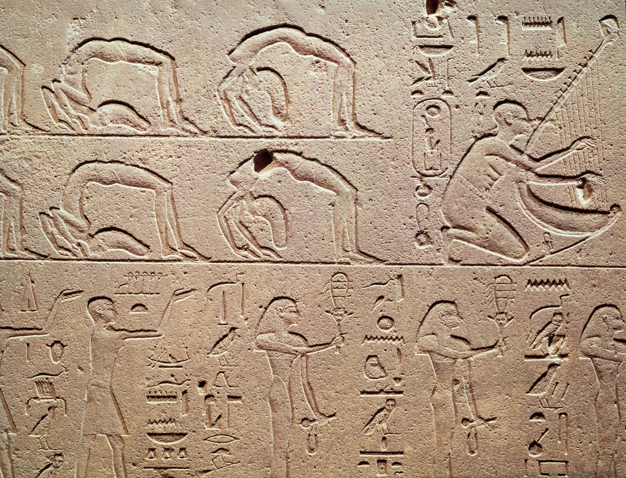 Płaskorzeźba przedstawiająca akrobatów i harfistę, z Karnaku, Nowe Królestwo autorstwa Egyptian 18th Dynasty