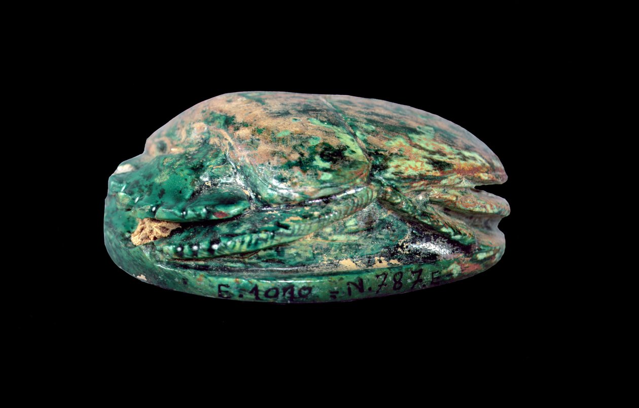 Widok z boku skarabeusza małżeńskiego Amenhotepa III (ok. 1417-1379 pne) i królowej Tiye, Nowe Królestwo, ok. 1391-1353 pne autorstwa Egyptian 18th Dynasty