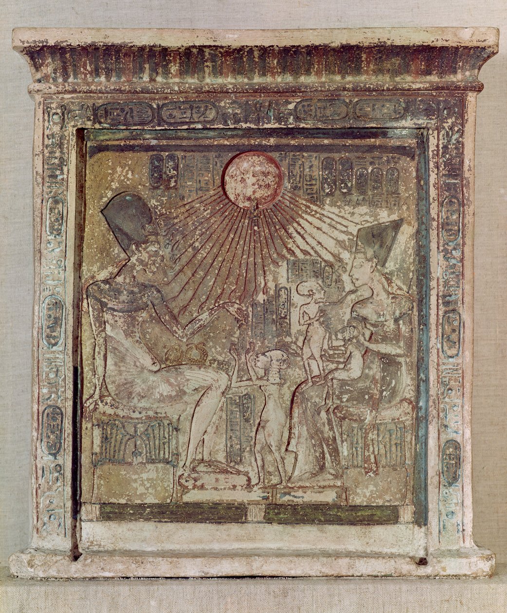 Stela przedstawiająca Atona dającego życie i dobrobyt Amenophisowi IV (Echenatonowi) (ok. 1352-1336 pne), jego żonie Nefertiti i trzem ich córkom, z Tell el-Amarna, Nowe Królestwo, ok. 1353-1337 pne (lim autorstwa Egyptian 18th Dynasty