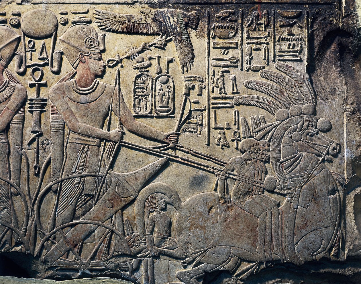 Stela Amenhotepa III przedstawiająca faraona powożącego rydwanem. 1391 -1353 p.n.e. Rzeźba w kamieniu. Kair, Muzeum Egipskie, Kair. Z Qina, Dayr al-Bahri. Tebach. autorstwa Egyptian 18th Dynasty