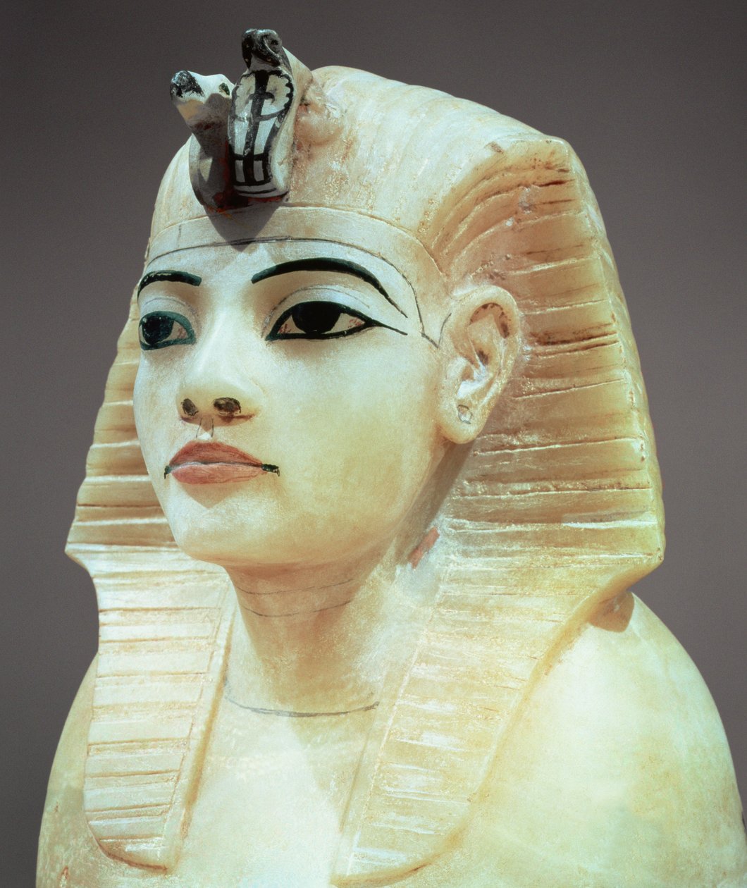 Korek z jednej z urn kanopskich, z grobowca Tutanchamona (ok. 1370-52 pne) Nowe Królestwo (alabaster) (patrz także 391018) autorstwa Egyptian 18th Dynasty