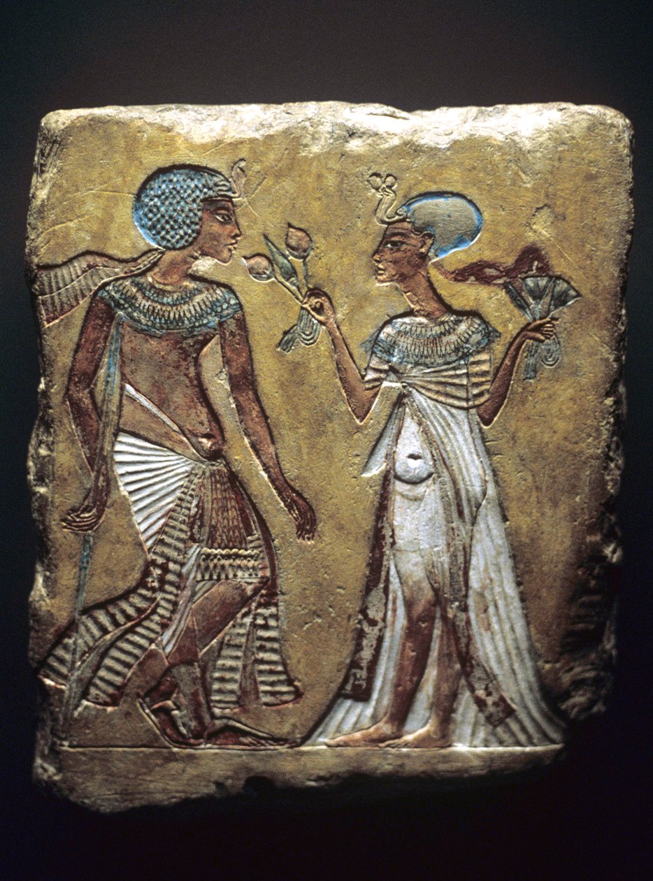 Spacer po ogrodzie, płaskorzeźba przedstawiająca Tutanchamona i jego żonę Ankhesenamun, Nowe Państwo, ok. 1330 pne (malowany wapień) autorstwa Egyptian 18th Dynasty