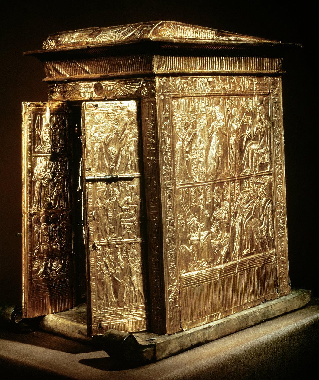 Złota Świątynia Tutanchamona (ok. 1370-52 p.n.e.) Nowe Królestwo (drewno pokryte zaprawą i pokryte złotą blachą) autorstwa Egyptian 18th Dynasty
