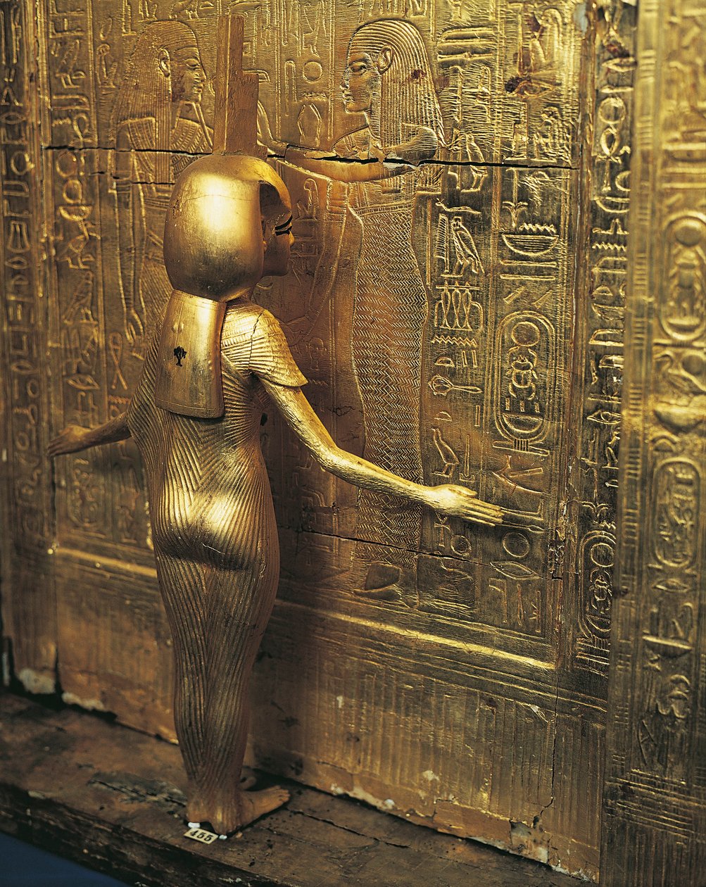 Skarb Tutenchamona. Pozłacana kapliczka ze słojami kanopskimi lub skrzynia kanopska. Detal z boginią Selket, Nowe Królestwo, dynastia XVIII, cywilizacja egipska autorstwa Egyptian 18th Dynasty
