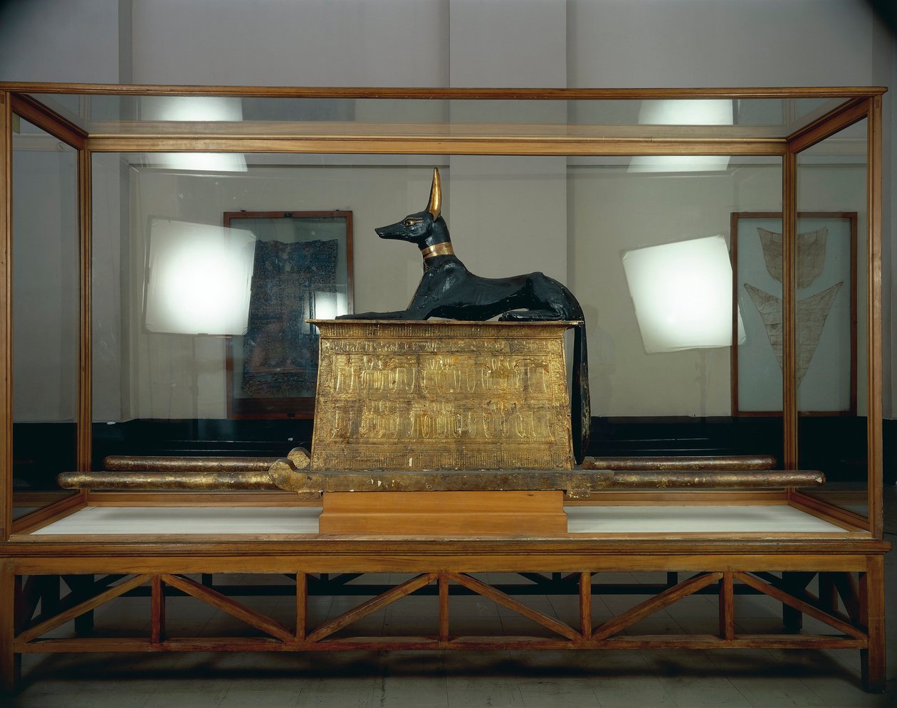 Skarb Tutenchamona, drewniany posąg szakala boga Anubisa na pozłacanej skrzyni z Nowego Państwa autorstwa Egyptian 18th Dynasty