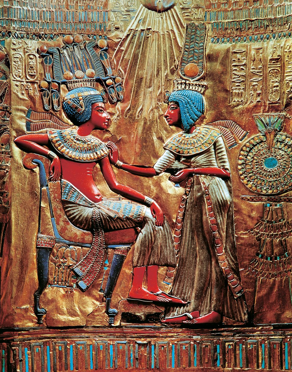 Tutenchamon i żona Ankhesenamon chronieni przez dysk słoneczny na tronie, ze Skarbu Tutenchamona autorstwa Egyptian 18th Dynasty