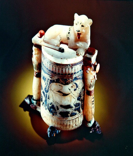 Słój na maści z postacią króla jako lwa, z Grobowca Tutanchamona, Nowe Państwo (malowany alabaster) (patrz także 148194) autorstwa Egyptian 18th Dynasty