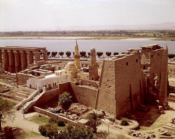 Widok świątyni z lotu ptaka autorstwa Egyptian 19th Dynasty