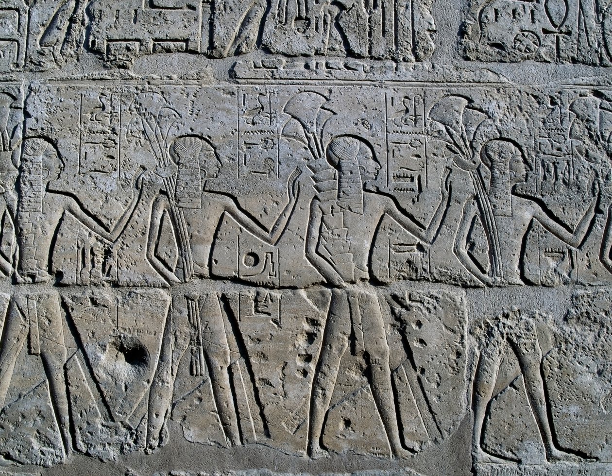 Postacie symbolizujące okręgi górnicze przynoszące daninę bogu, relief, Dziedziniec Ramzesa II, Świątynia Amona (Lista światowego dziedzictwa Unesco) autorstwa Egyptian 19th Dynasty