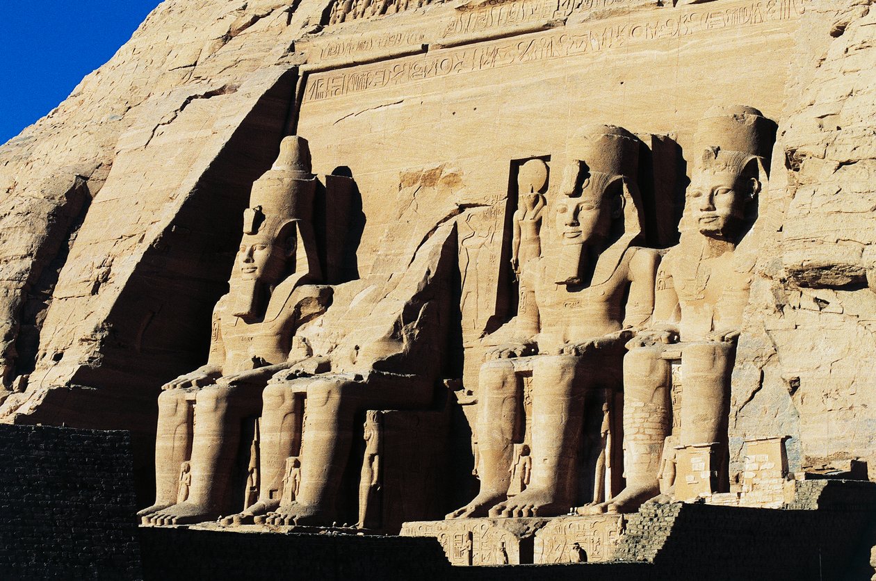 Kolosalne posągi ze świątyni Ramzesa II, Abu Simbel, Egipt, Nowe Królestwo, dynastia XIX autorstwa Egyptian 19th Dynasty