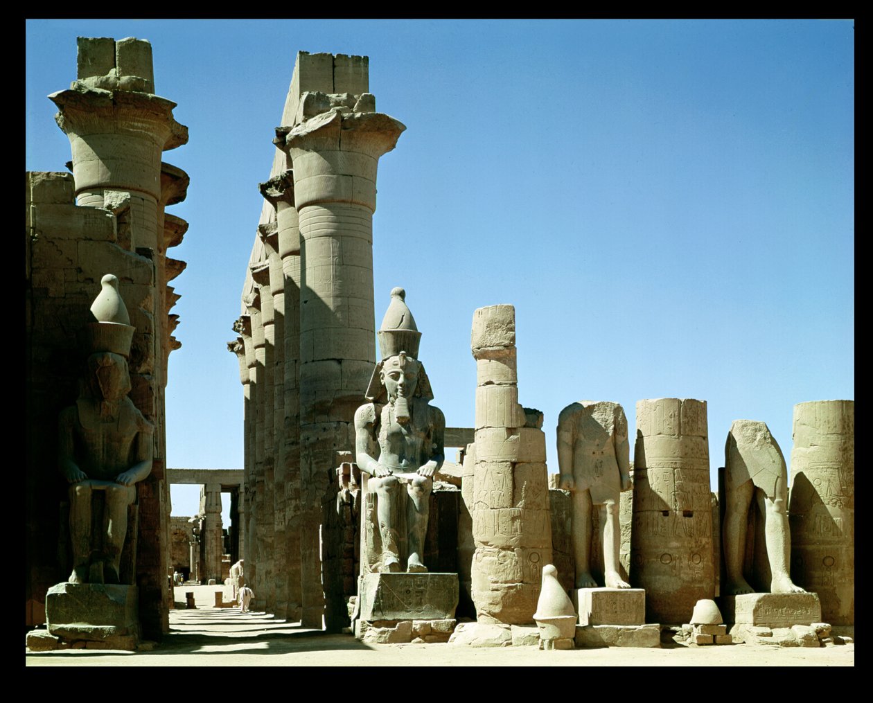 Kolos Ramzesa II (ok. 1279-1213 pne) i Pylon Amenophisa III (1403-1365 pne), na dworze perystylowym autorstwa Egyptian 19th Dynasty