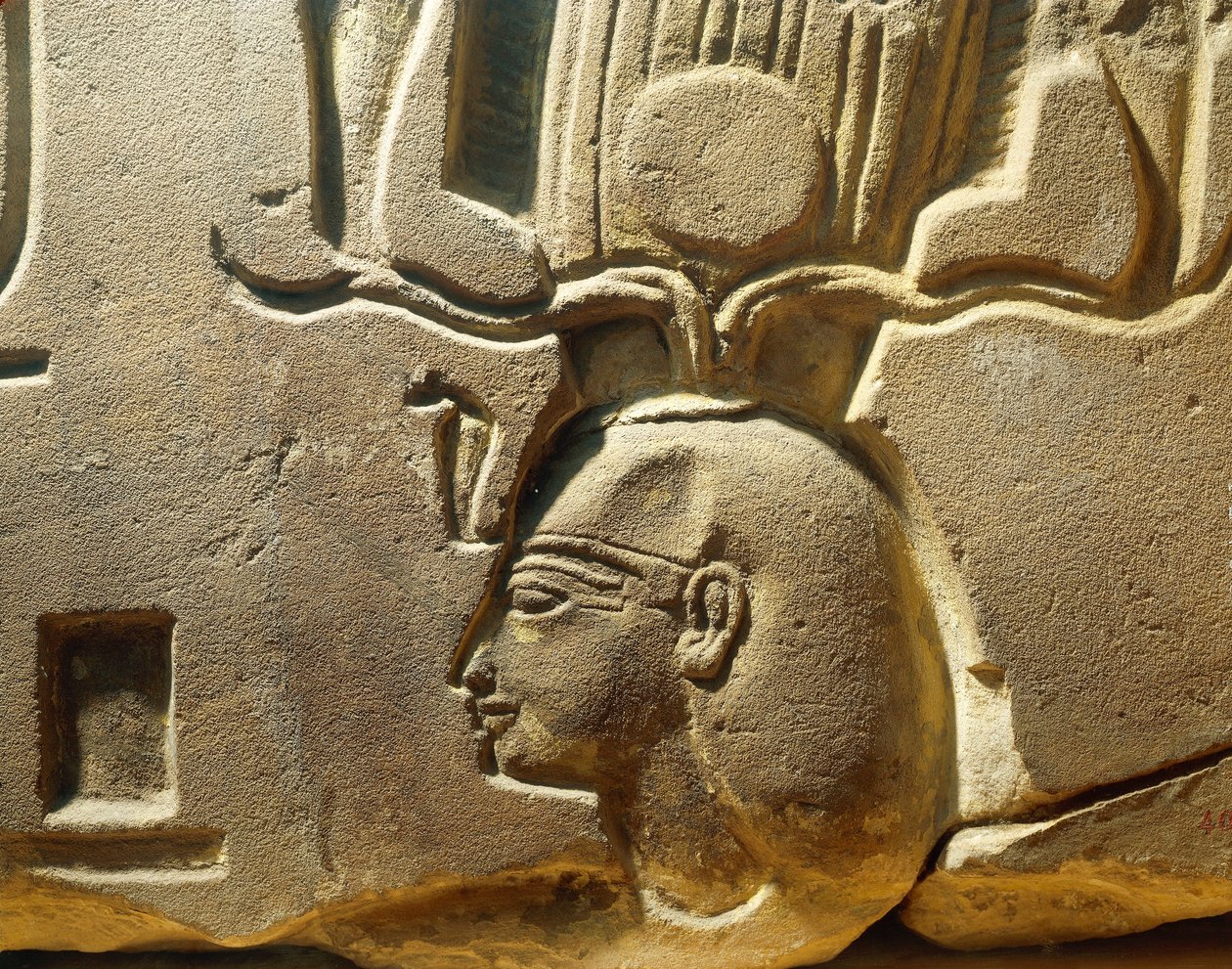 Egipt, Luksor, starożytne Teby, dolina Assasif, fragment reliefu przedstawiającego Ramzesa II i kartusze autorstwa Egyptian 19th Dynasty