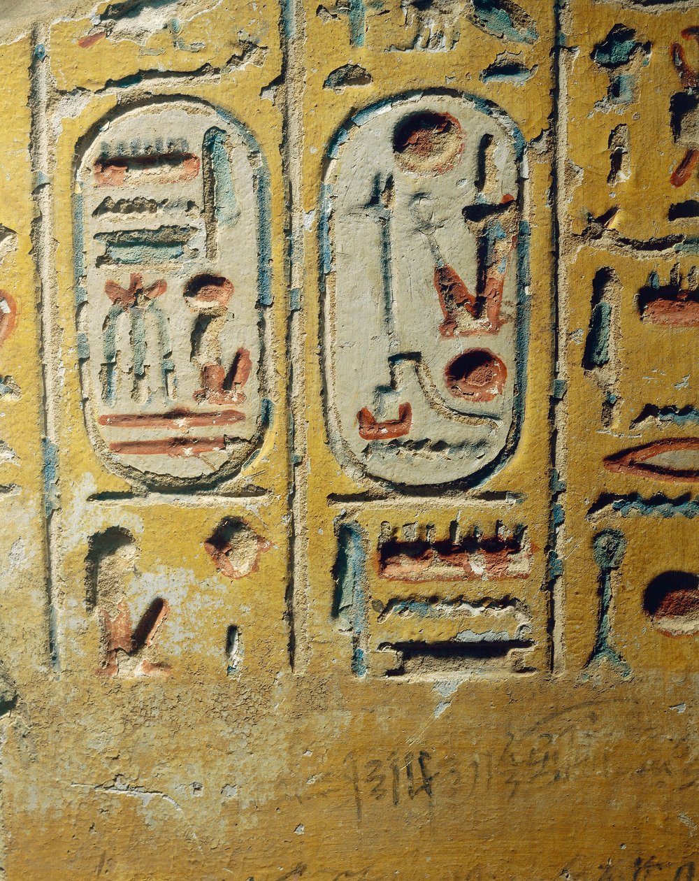 Egipt, Luksor, Starożytne Teby, Dolina Assasif, fragment muru świątyni zbudowanej przez Ramzesa II przedstawiający kartusze faraona autorstwa Egyptian 19th Dynasty
