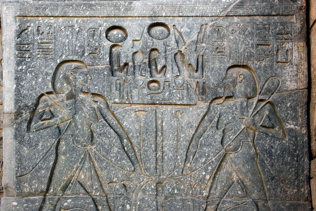 Starożytność egipska: fragment podstawy posągu faraona Ramzesa II (1292-1186 pne przedstawiający unię Górnego i Dolnego Egiptu. Świątynia Luksoru. Wschodni Brzeg (Teby), Egipt autorstwa Egyptian 19th Dynasty