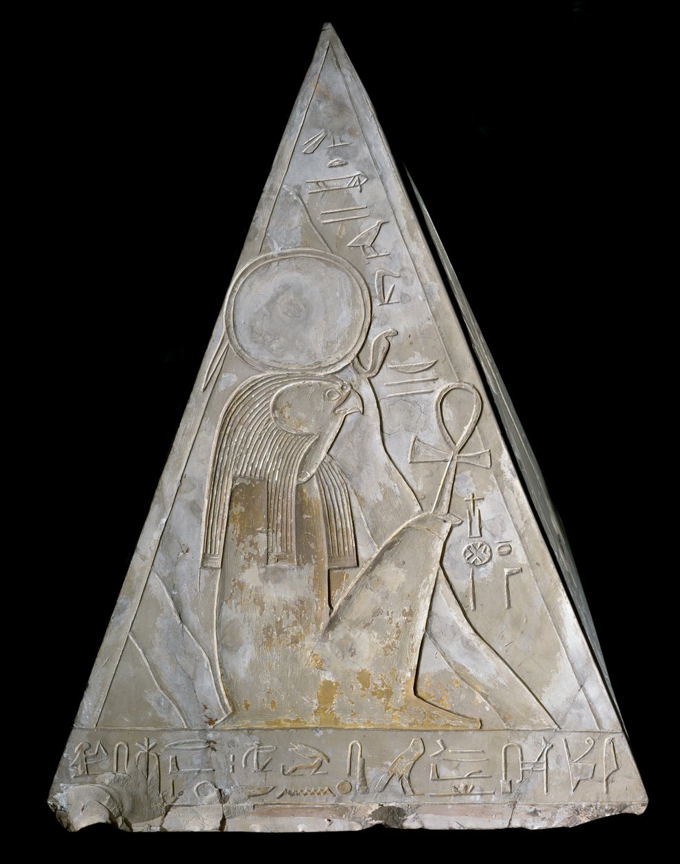 Starożytność egipska: czubek piramidy kaplicy Ramose decoree przedstawiający bóstwo zachodzącego słońca Re-Atum (Re Atum lub Ra-Atum lub Ra Atum lub Re Toum). XIX dynastia ((1295-1190 pne) Deir el Medineh Wymiary wys. 70 cm Turyn Muzeum Egipskie autorstwa Egyptian 19th Dynasty