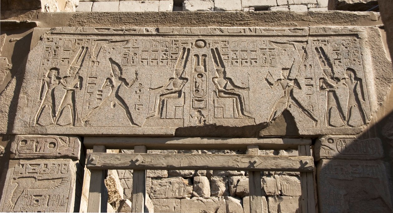 Starożytność egipska: widok architrawu zdobi wyobrażenie faraona Ramzesa II ku czci boga Amona i hieroglify, świątynia faraona Ramzesa II (1292-1186 pne) w Luksorze. Wschodni Brzeg (Teby), Egipt autorstwa Egyptian 19th Dynasty