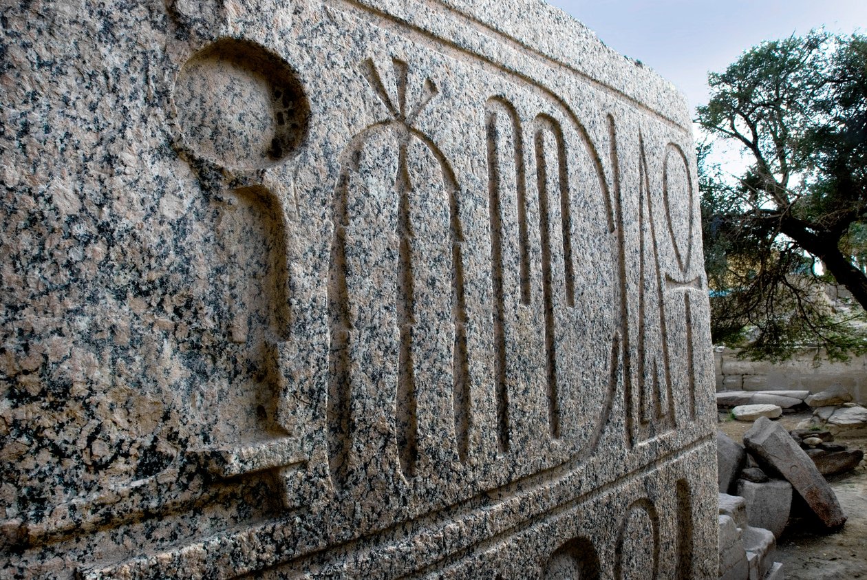 Egipskie antyki: podstawa kolosalnego granitowego posągu Asuana faraona Ramzesa II; Świątynia Pogrzebowa poświęcona faraonowi Ramzesowi II autorstwa Egyptian 19th Dynasty
