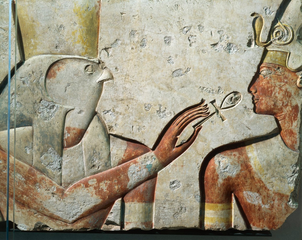 Sokół bóg Horus i Ramzes II podczas ceremonii otwarcia ust, płaskorzeźba z małej świątyni zbudowanej przez faraona w Abydos. autorstwa Egyptian 19th Dynasty