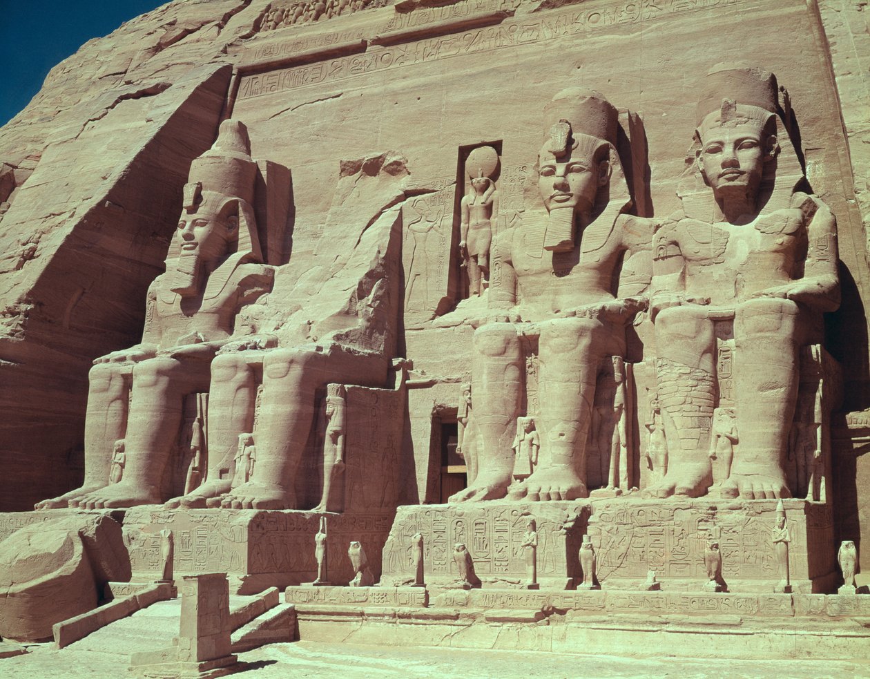 Cztery kolosalne postacie króla ze świątyni Ramzesa II, Nowe Państwo, ok. 1279-1213 pne autorstwa Egyptian 19th Dynasty