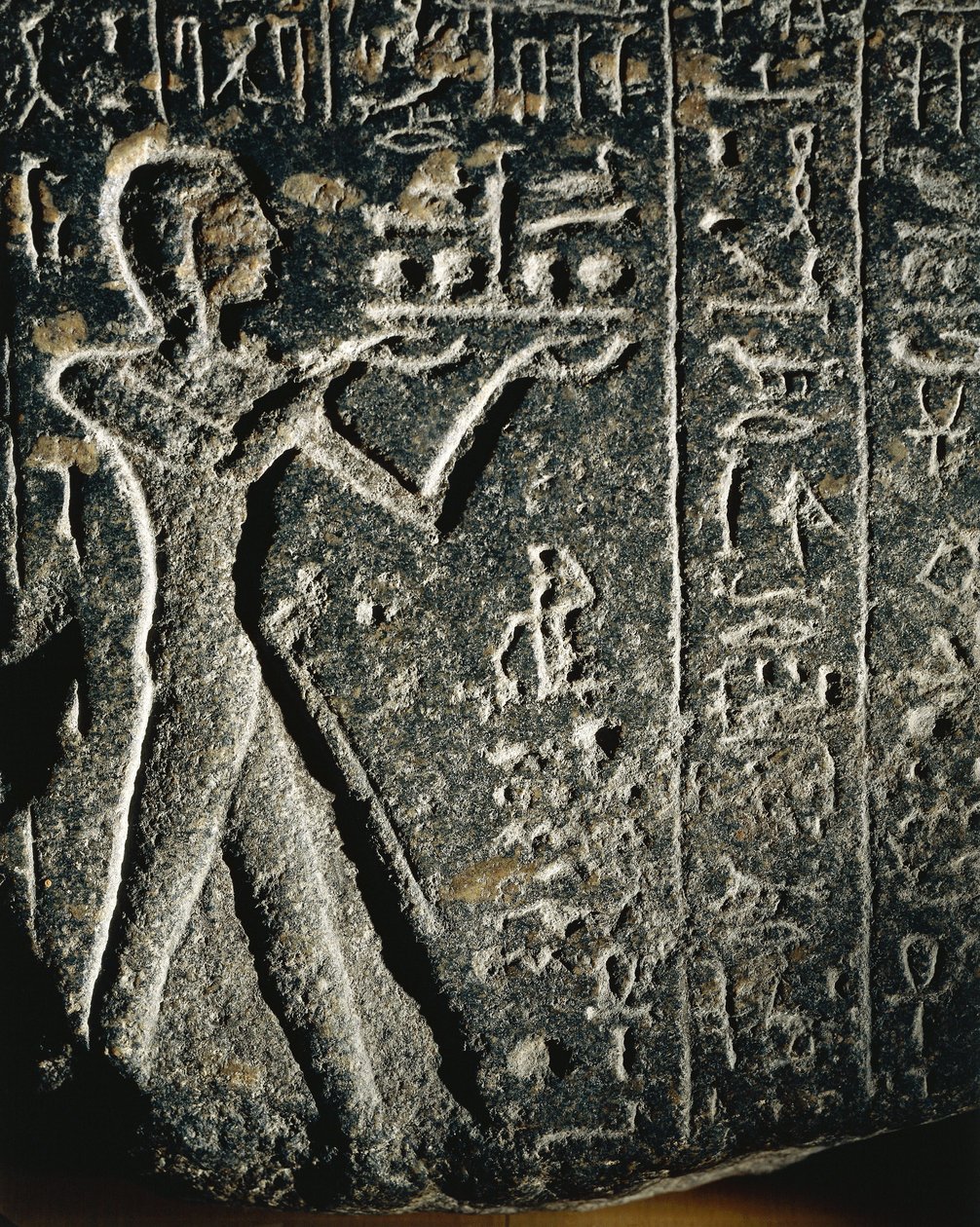 Granitowy posąg przedstawiający księcia Merneptaha oddającego cześć bogu Ptahowi autorstwa Egyptian 19th Dynasty