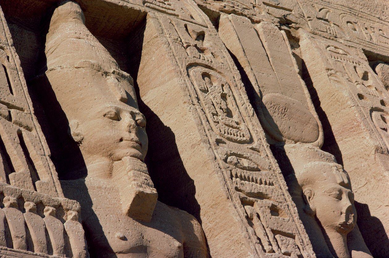 Głowy Ramzesa II (1279-1213) i Hathor/Nefertari na fasadzie świątyni królowej Nefertari, Nowe Państwo, ok. 1250 pne (zdjęcie) (detal z 118459) autorstwa Egyptian 19th Dynasty