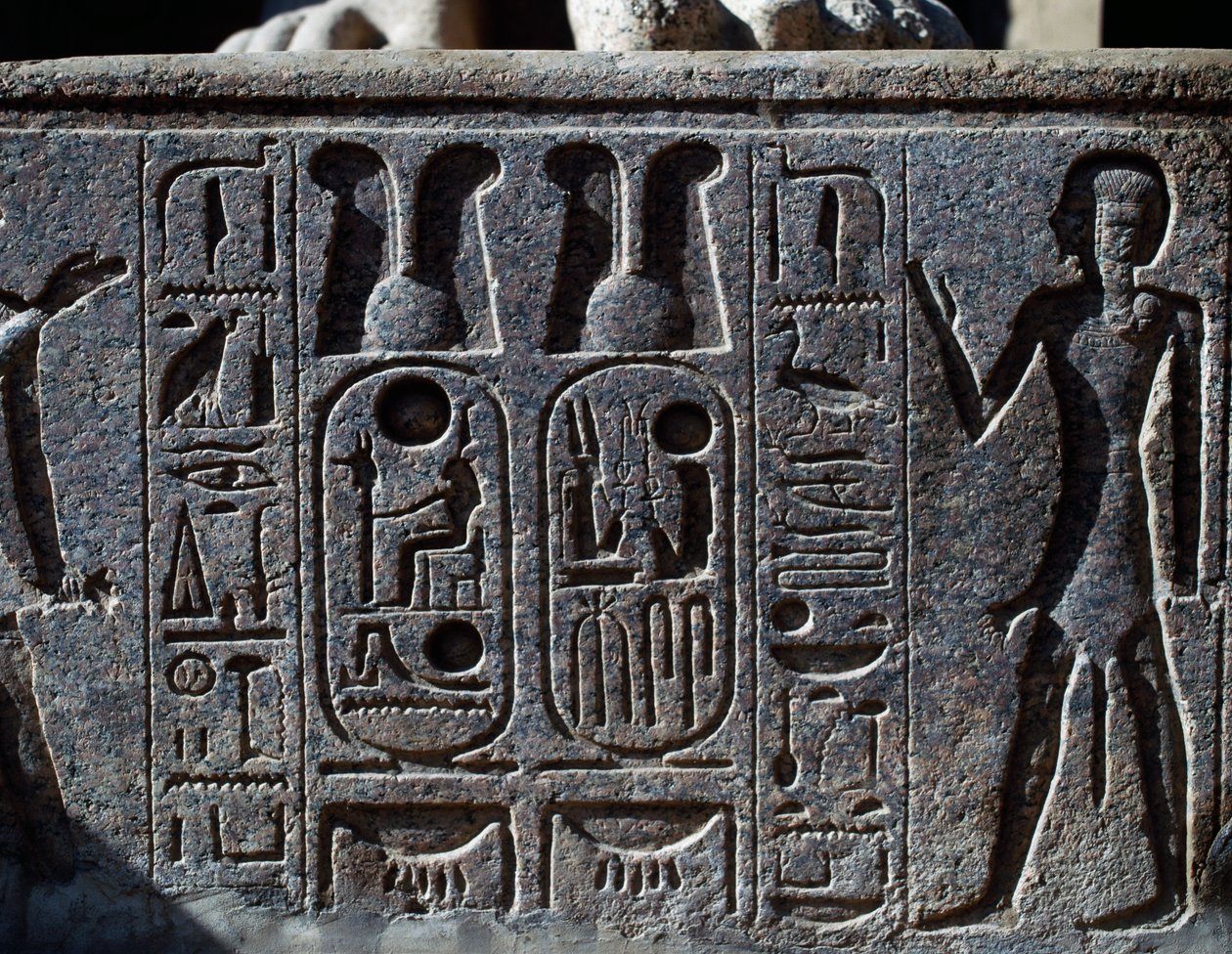 Hieroglify, detal kopyta kolosalnego posągu króla, Dziedziniec Ramzesa II, Świątynia Amona (Lista światowego dziedzictwa Unesco) autorstwa Egyptian 19th Dynasty