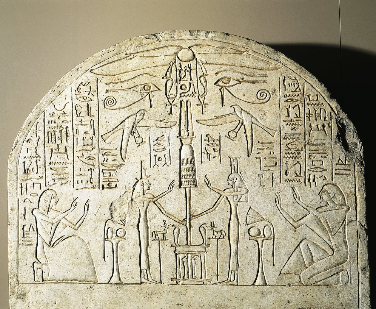 Wapienna stela Perinefera, z Izydą i Neftis czczącymi fetysz przedstawiający Ozyrysa, z Abydos, panowanie Ramzesa II autorstwa Egyptian 19th Dynasty