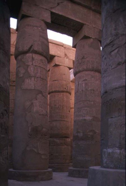 Kolumny papirusowe z kapitelami pąków w Sali Hypostylowej Świątyni Amona, Nowe Państwo (zdjęcie) autorstwa Egyptian 19th Dynasty