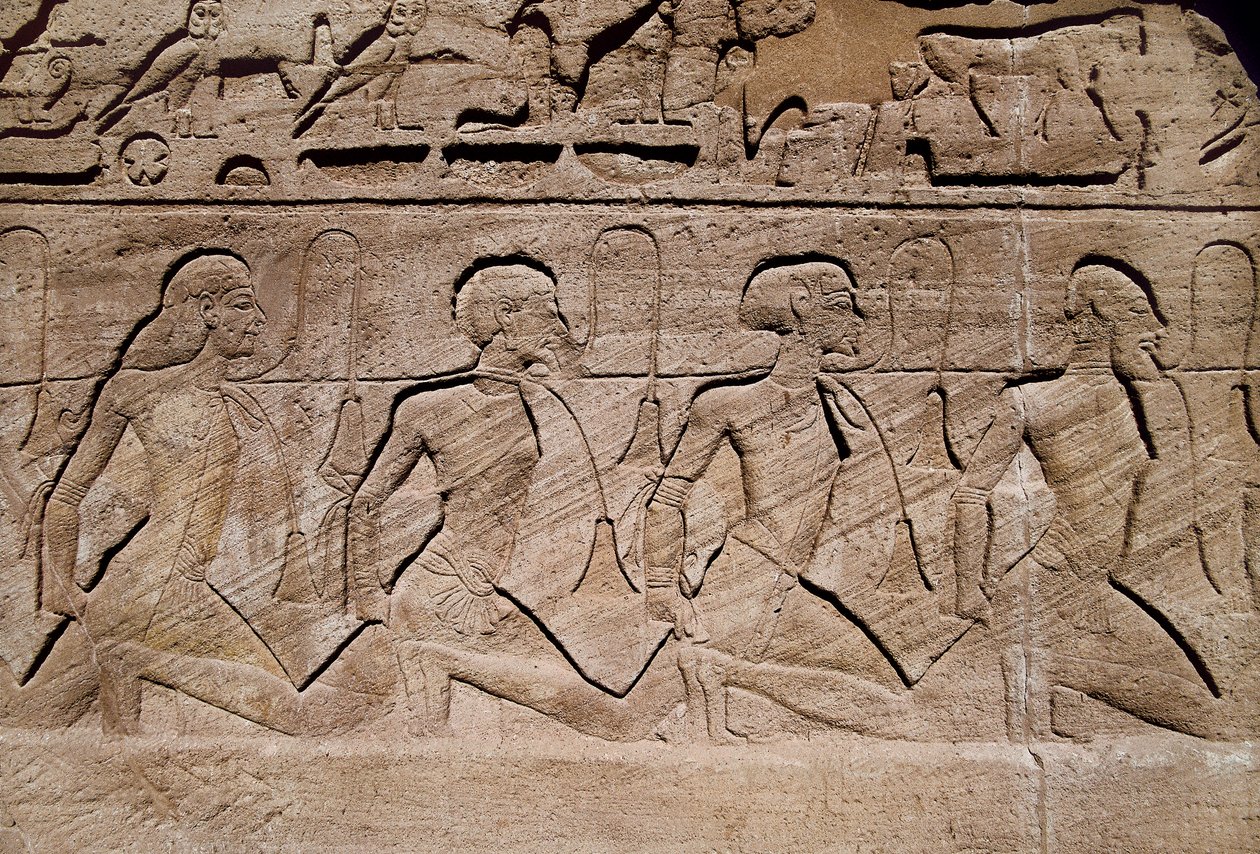 Więźniowie ilustrujący zwycięstwa faraona Ramzesa II, Płaskorzeźba przy wejściu do wielkiej świątyni Ramzesa II, Egipt, Abu Simbel autorstwa Egyptian 19th Dynasty