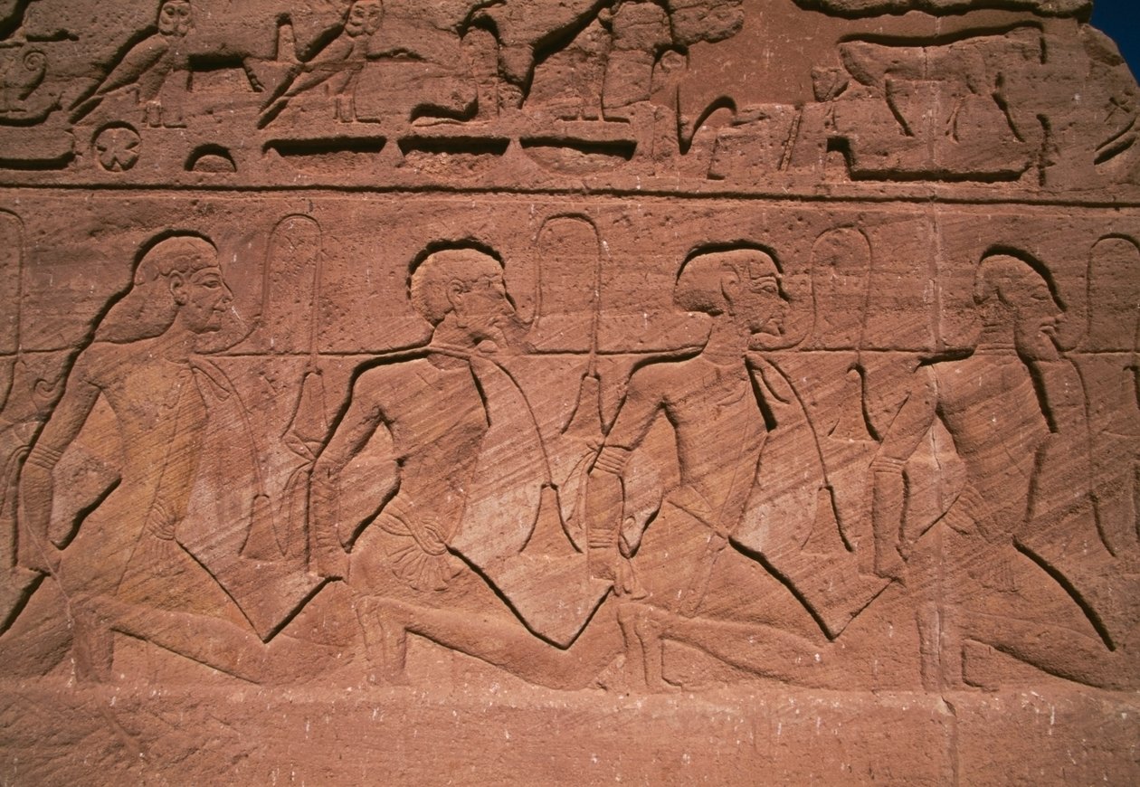 Więźniowie Północy, płaskorzeźba u podstawy gigantów Wielkiej Świątyni Ramzesa II, Abu Simbel (lista światowego dziedzictwa UNESCO) autorstwa Egyptian 19th Dynasty