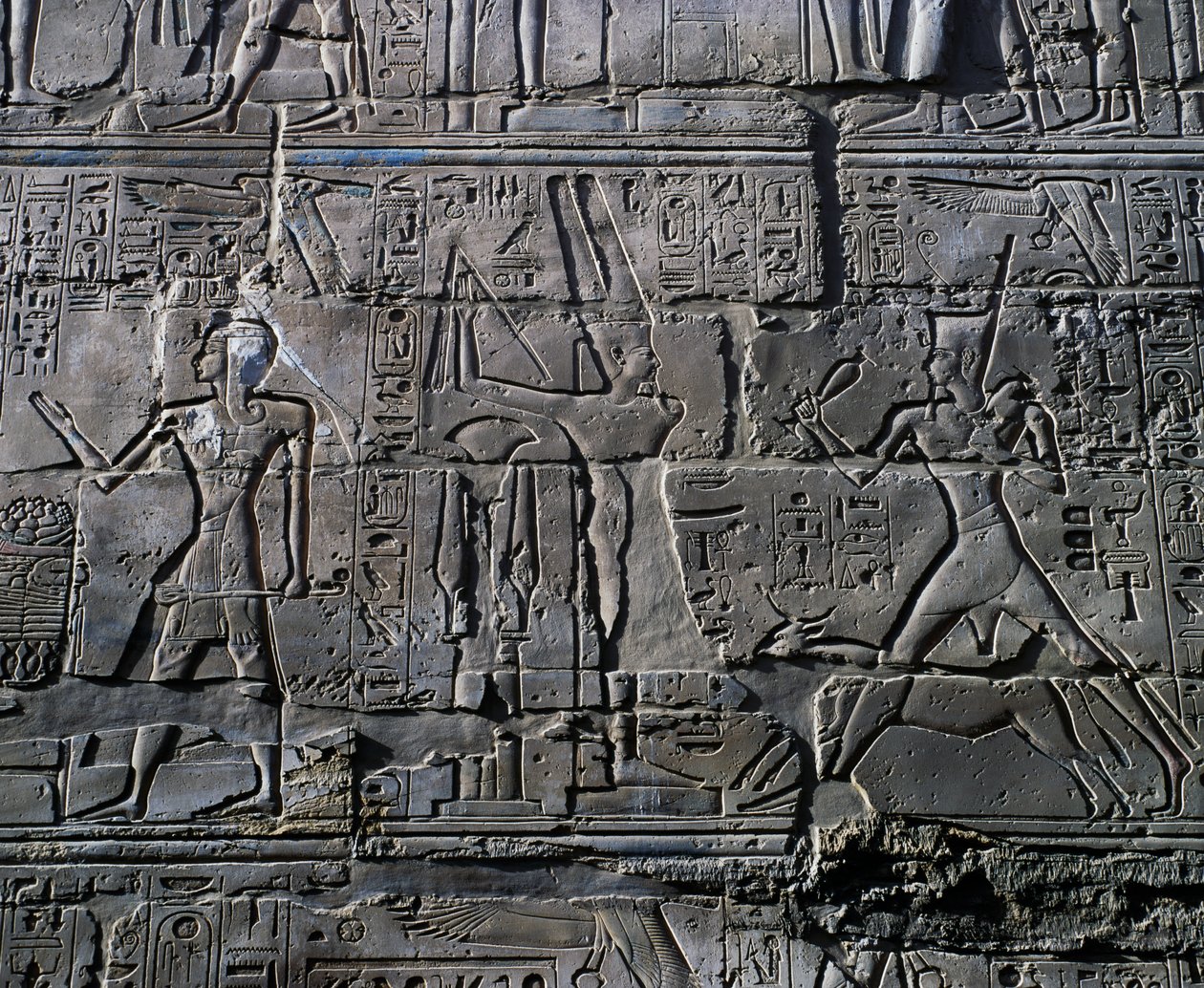 Królowa Hatszepsut przed bogiem Amonem, detal ze sceny składania ofiar bogom, relief, wewnętrzne ściany Wielkiej Sali Hipostylowej, kompleks świątynny w Karnaku (Lista światowego dziedzictwa UNESCO) autorstwa Egyptian 19th Dynasty