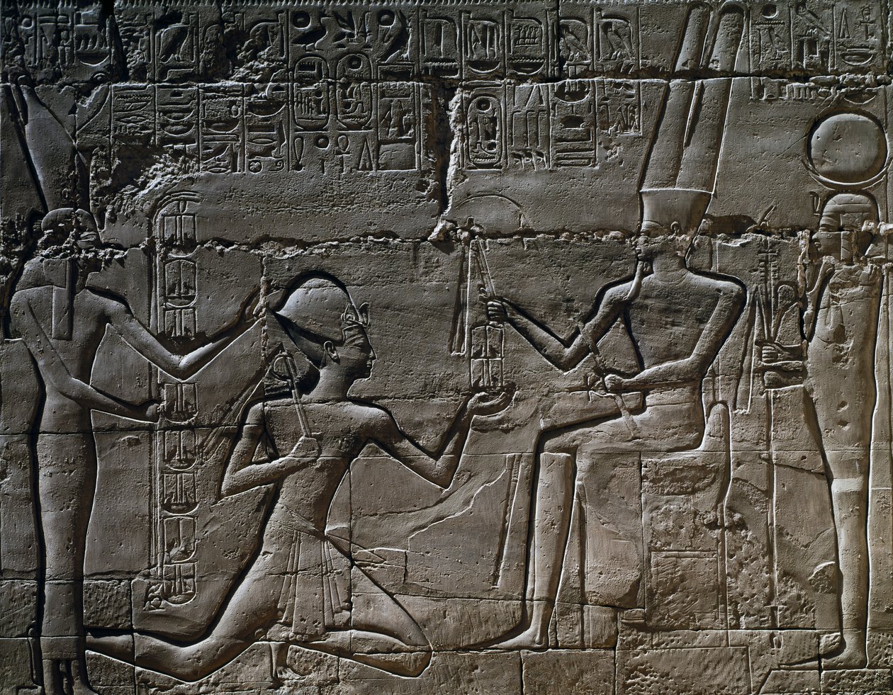 Ramzes II przed Amonem-Ra, relief, Wielka Sala Hipostylowa, Świątynia Amona, kompleks świątynny w Karnaku (lista światowego dziedzictwa UNESCO) autorstwa Egyptian 19th Dynasty